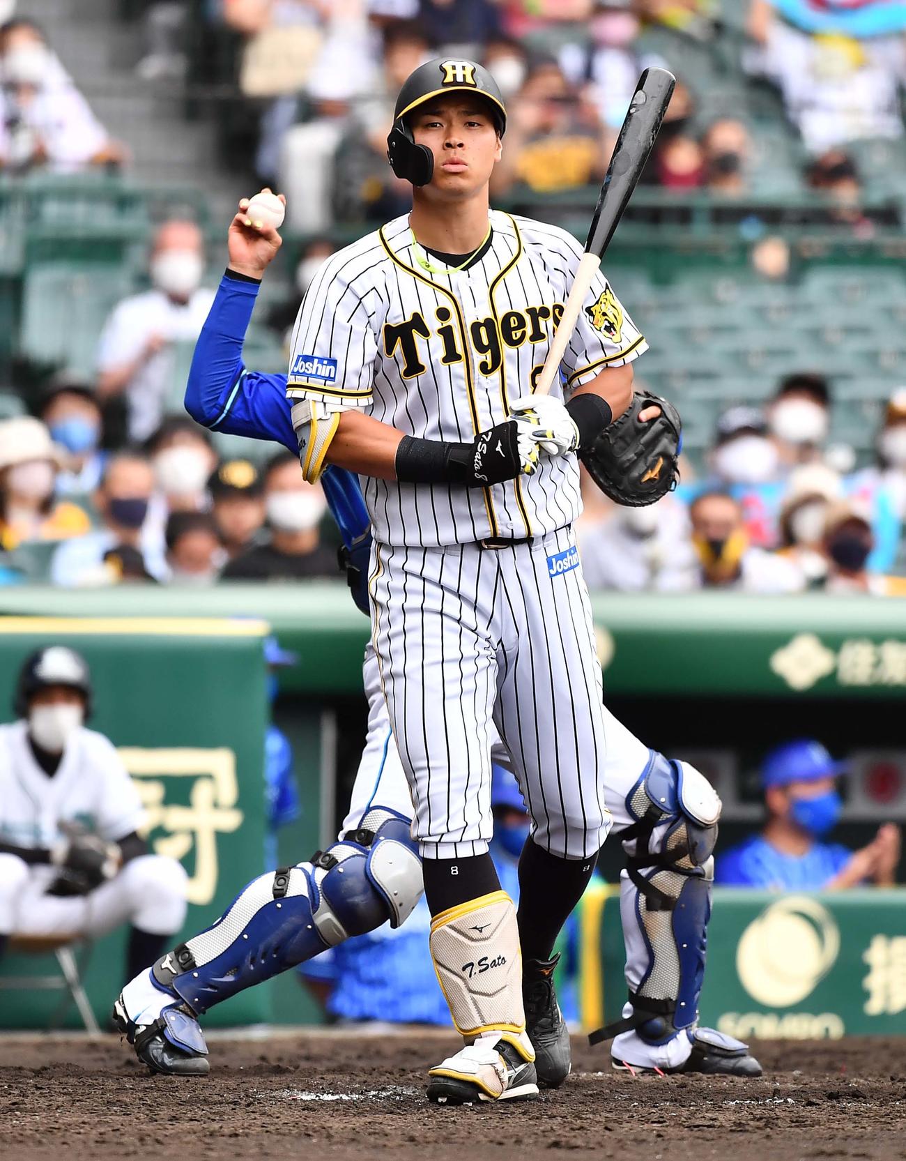 阪神対DeNA 4回裏阪神1死、三振に倒れる佐藤輝（撮影・上田博志）