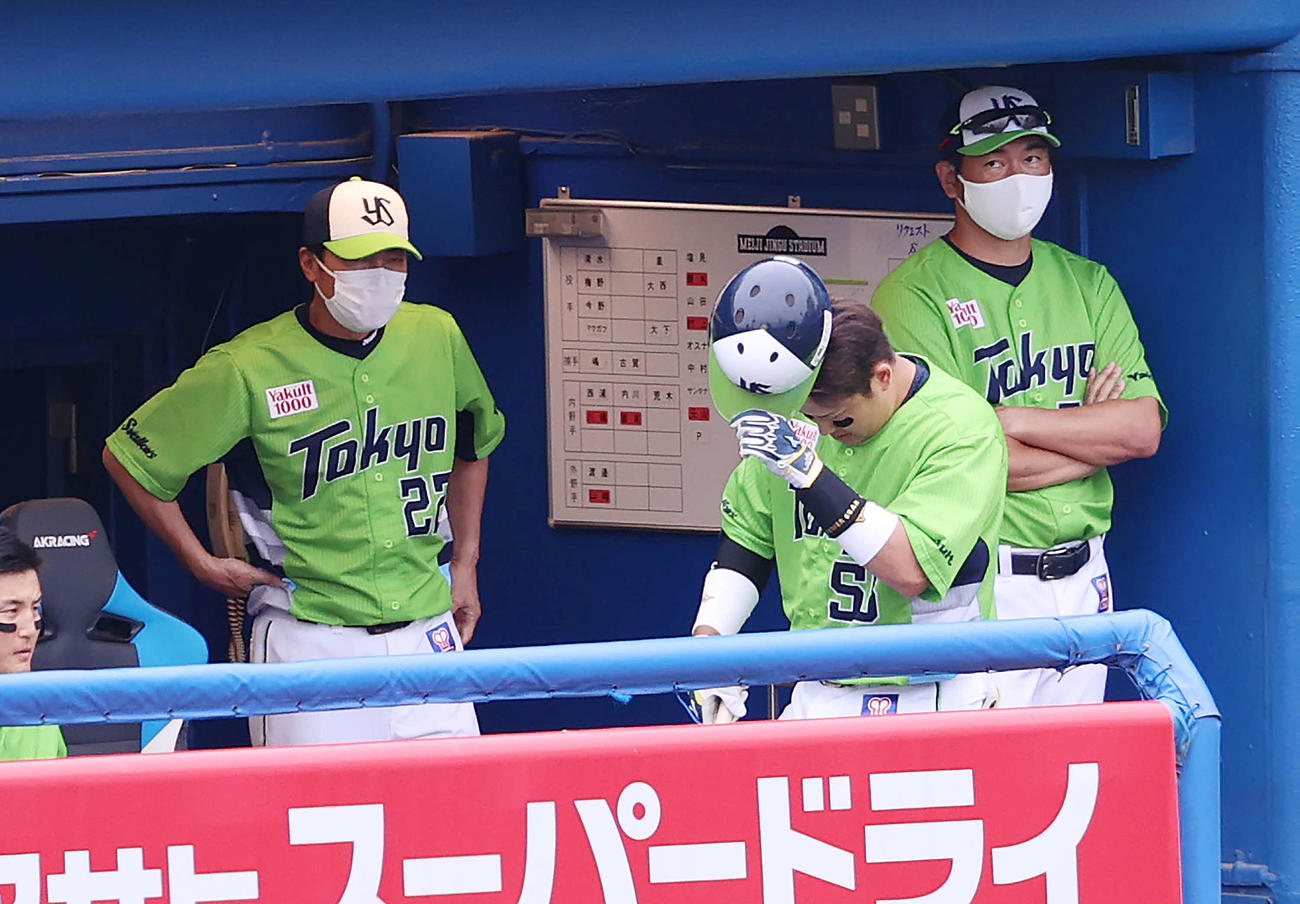 ヤクルト対巨人　4回裏ヤクルト無死、村上（手前）が見逃し三振にでベンチに戻り、険しい表情の高津監督（左）（撮影・河野匠）