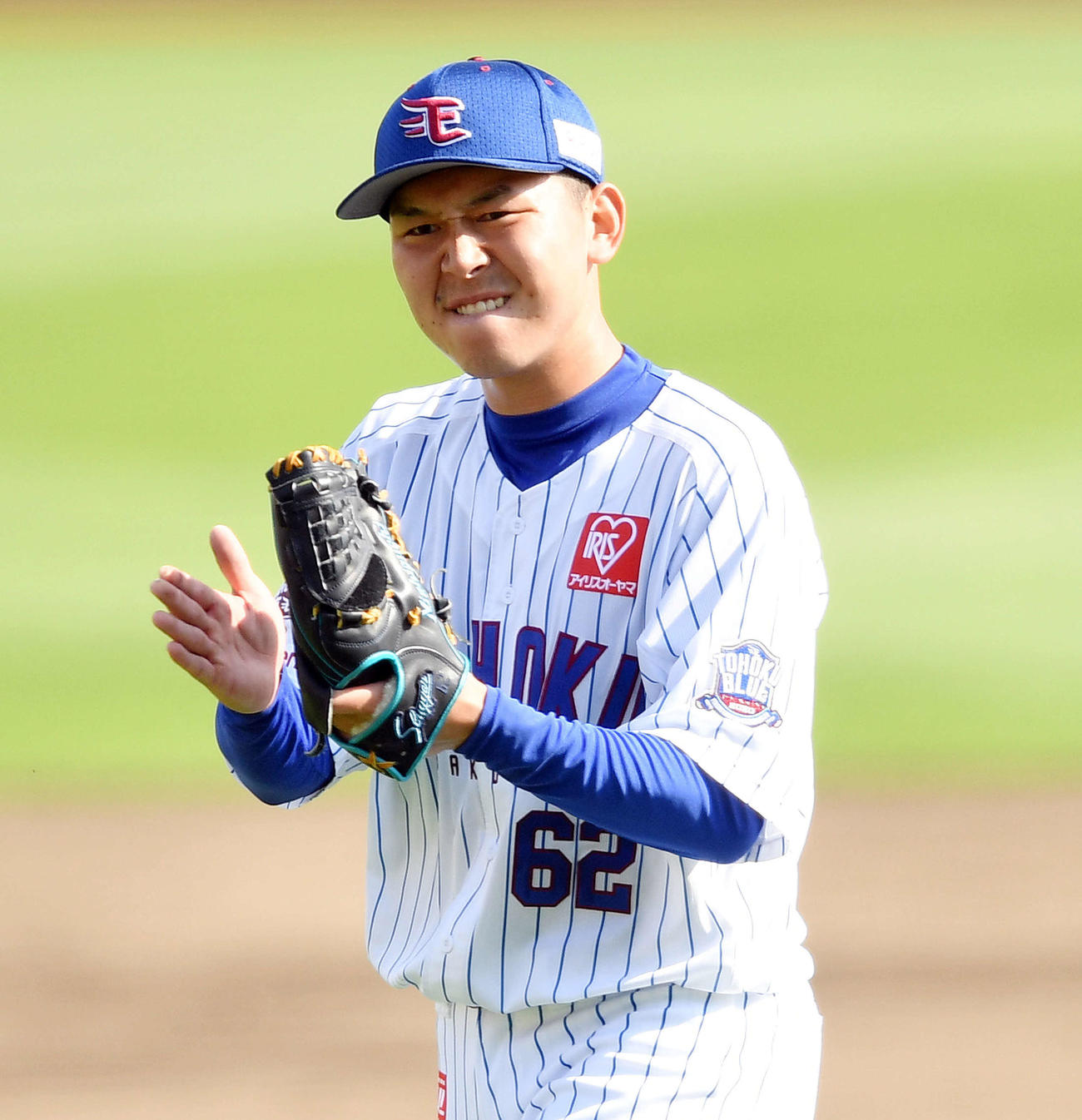 楽天対ソフトバンク　5回表ソフトバンク2死一塁、佐藤直の盗塁を阻止した捕手太田に拍手を送る西口（撮影・滝沢徹郎）