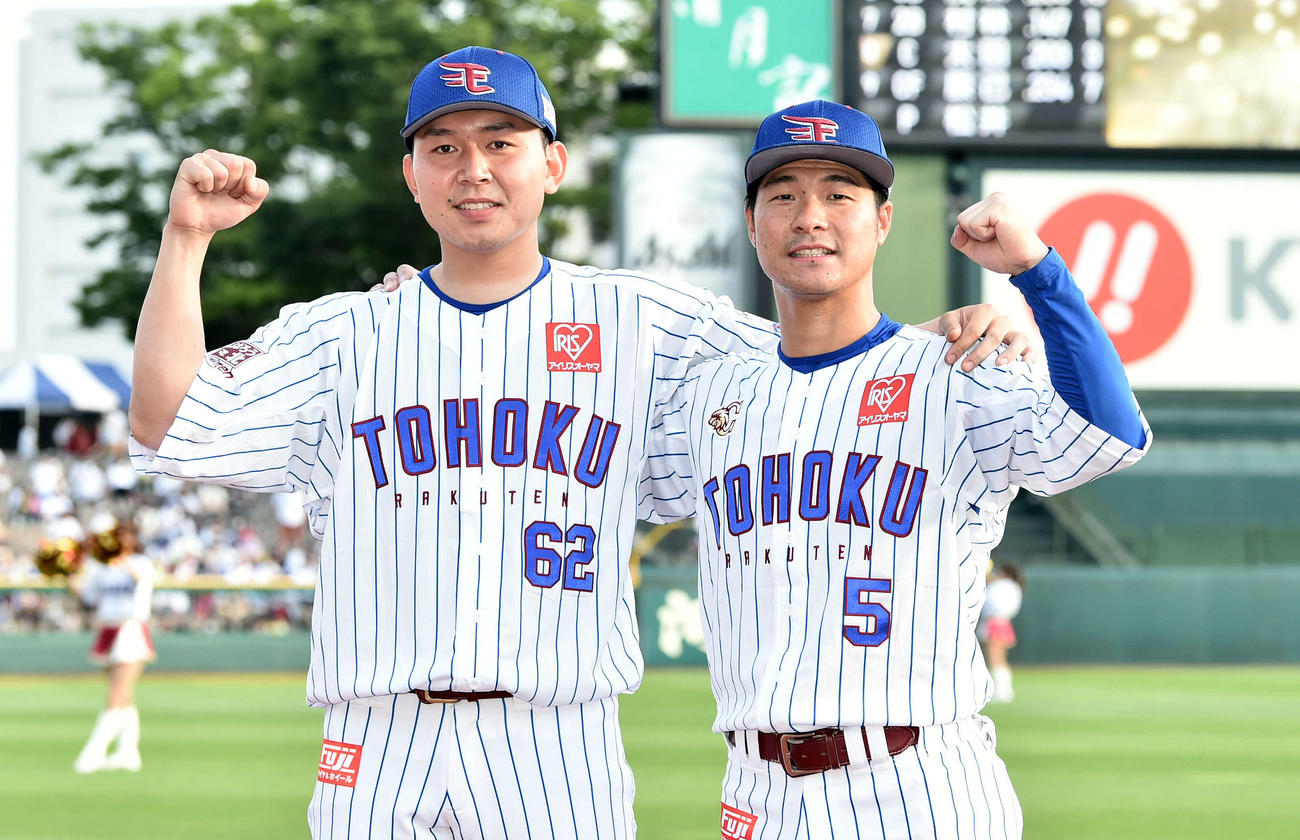 楽天対ソフトバンク　ヒーローインタビューを終えポーズを決める楽天西口（左）と茂木（撮影・滝沢徹郎）
