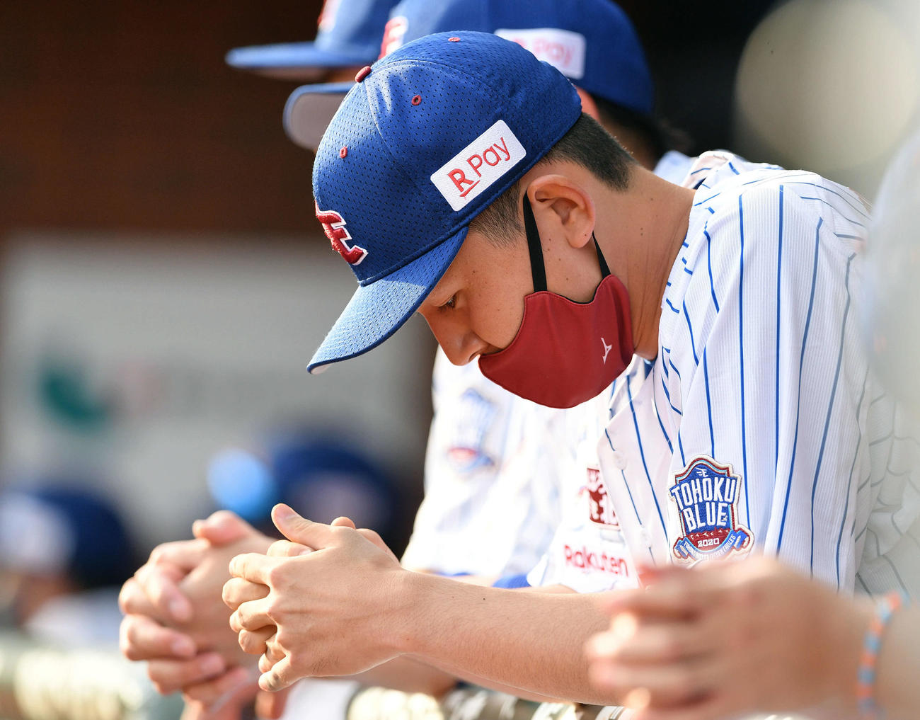 楽天対ソフトバンク　9回、ベンチで祈るような姿の楽天西口（撮影・滝沢徹郎）
