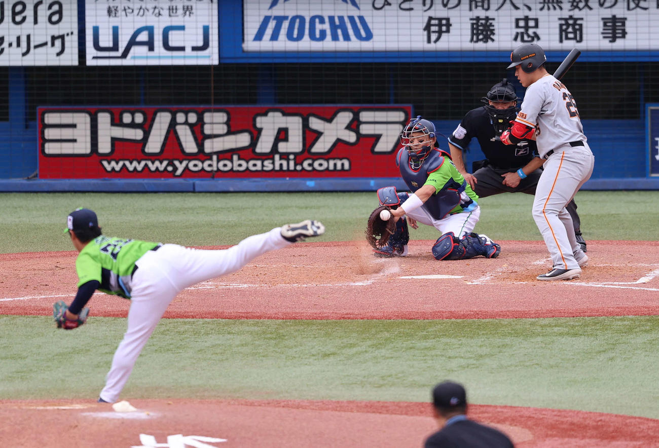 ヤクルト対巨人　3回表巨人無死一塁、四球を選ぶ岡本和。投手小川（撮影・河野匠）