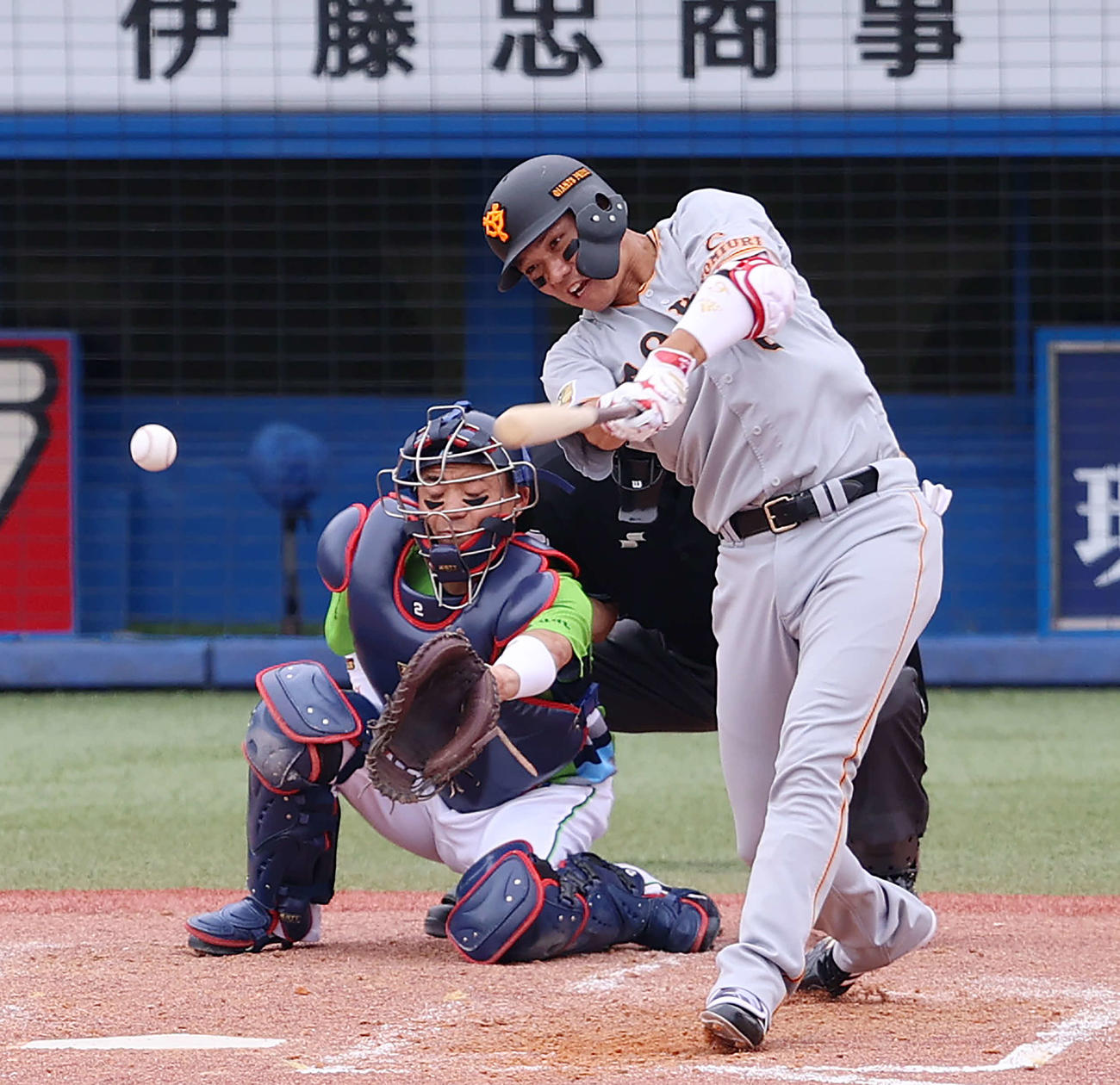 ヤクルト対巨人　3回表巨人無死一、二塁、適時打を放つ坂本（撮影・河野匠）