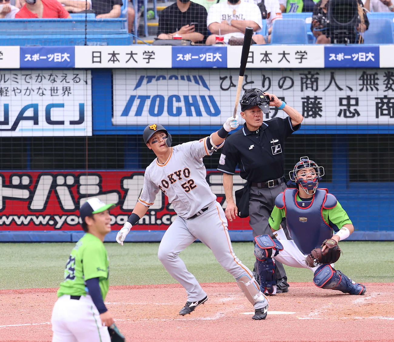 ヤクルト対巨人　3回表巨人1死一、二塁、左越えに3点本塁打を放つ北村。投手小川（撮影・河野匠）