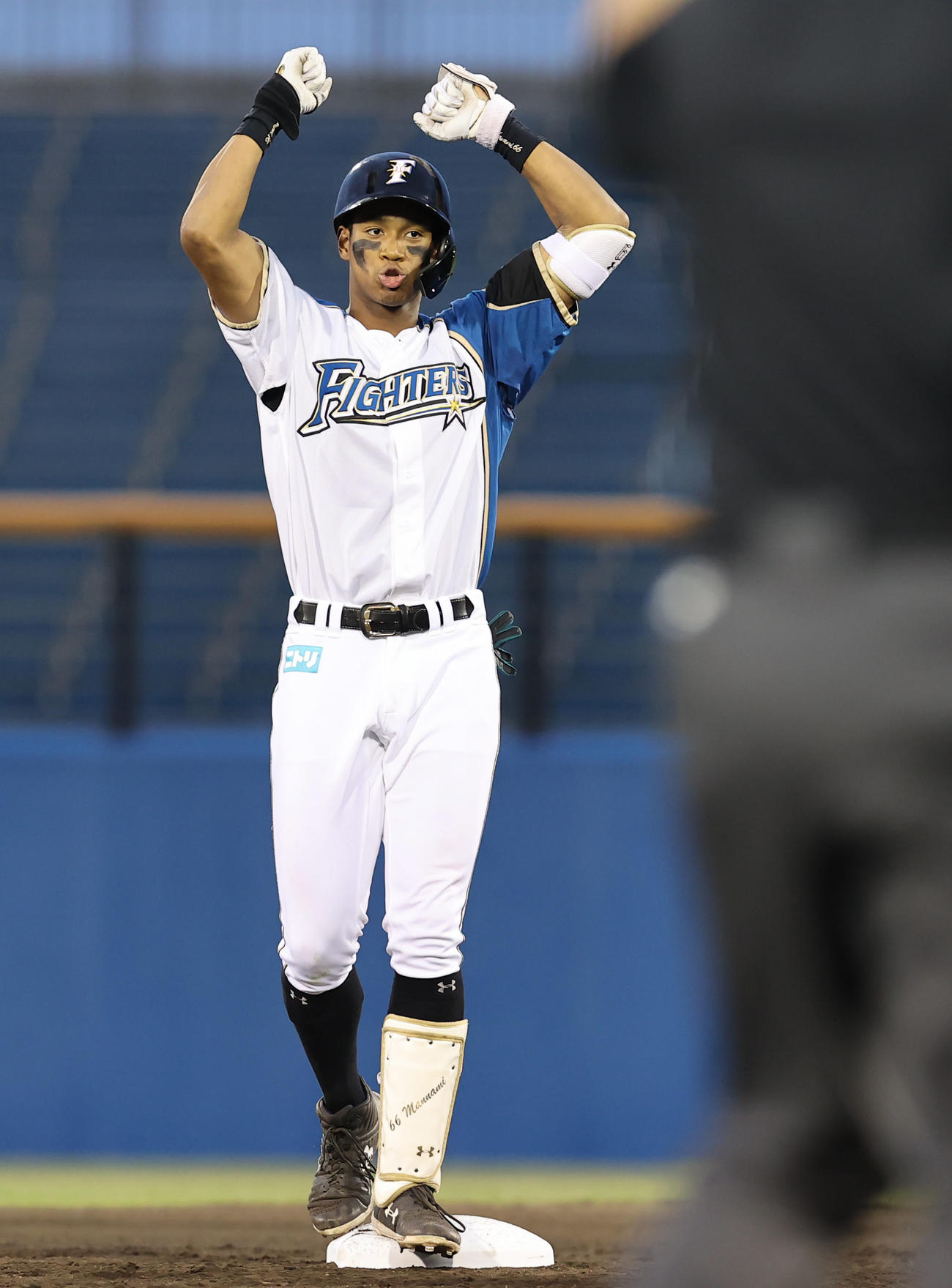 日本ハム対ロッテ　2回裏日本ハム2死一塁、先制の適時二塁打を放ち塁上でガッツポーズする万波（撮影・垰建太）
