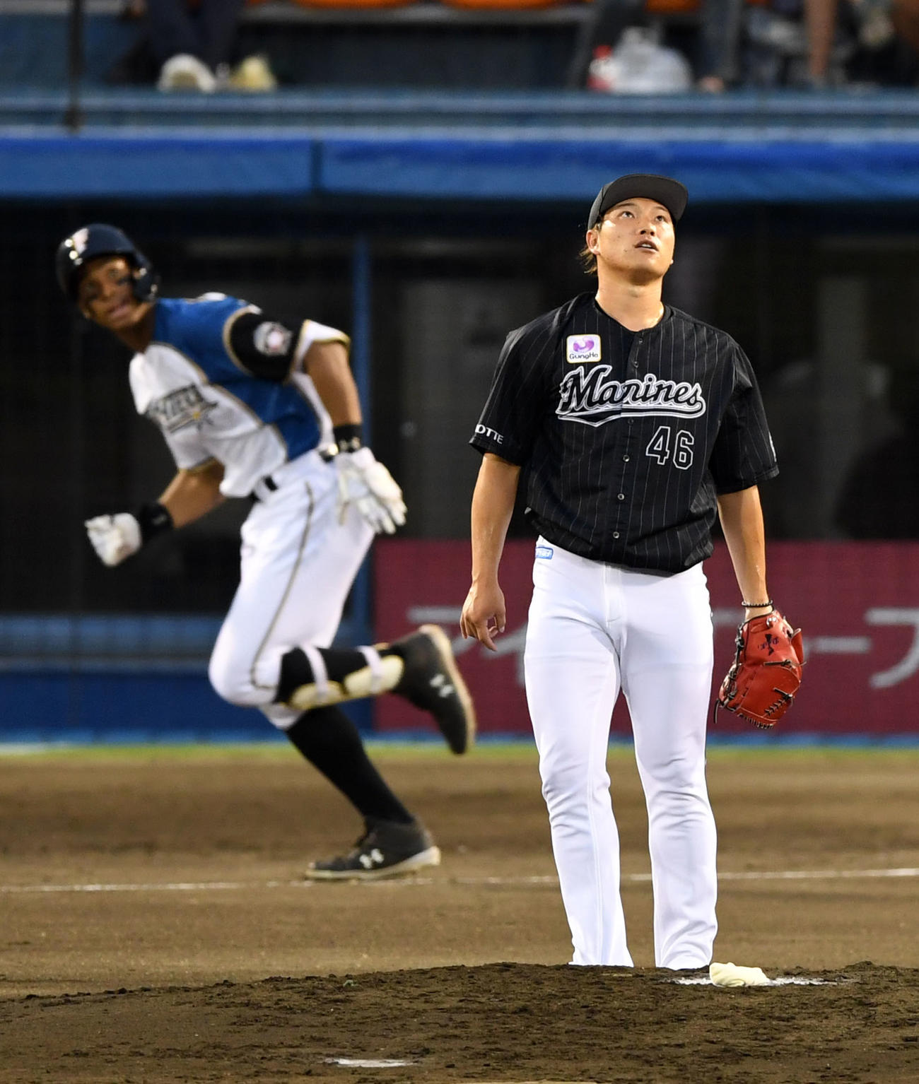 日本ハム対ロッテ　2回裏日本ハム2死一塁、万波に中越え適時二塁打を浴びる岩下（撮影・横山健太）