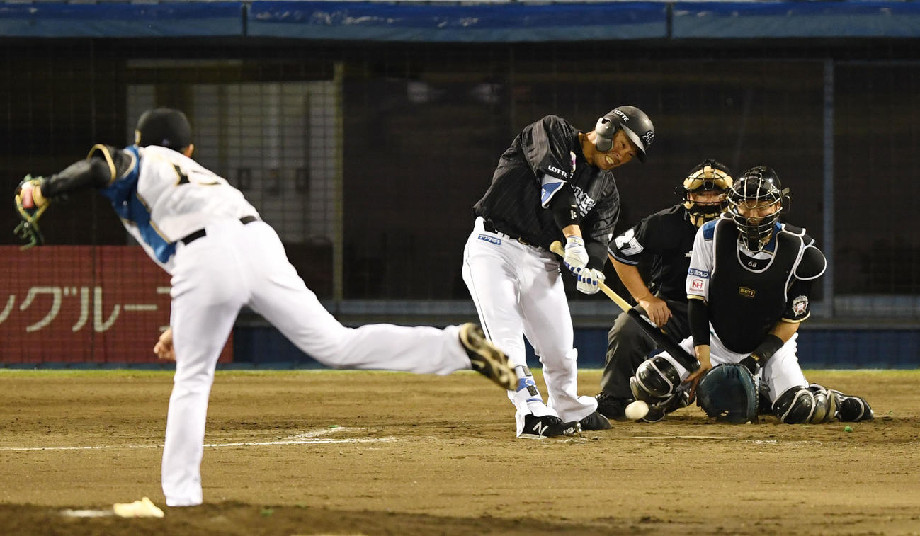 日本ハム対ロッテ　5回表ロッテ1死一、三塁、右前適時打を放つ角中（撮影・横山健太）