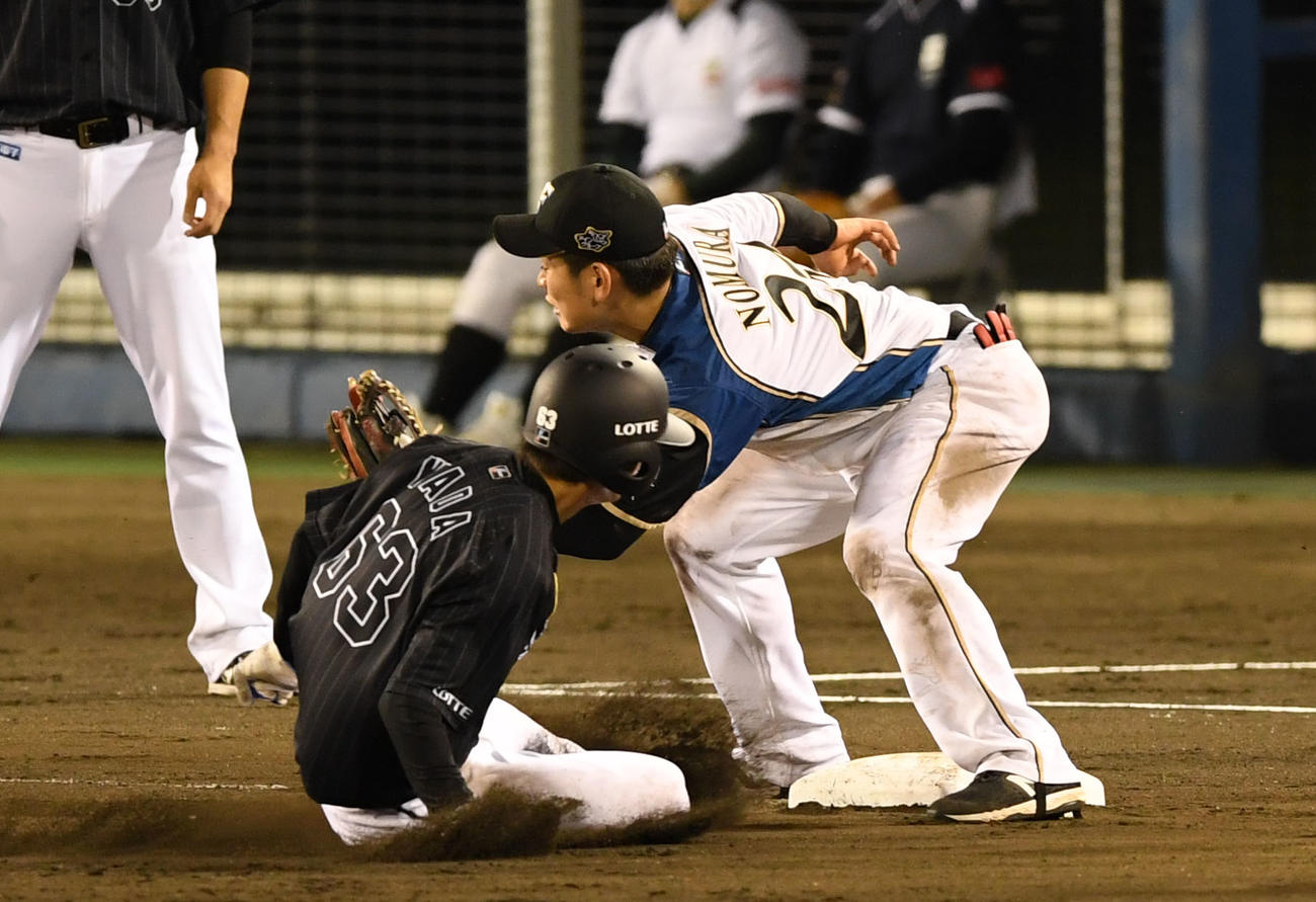 日本ハム対ロッテ　8回表ロッテ2死一、二塁、三盗を決める和田（撮影・横山健太）