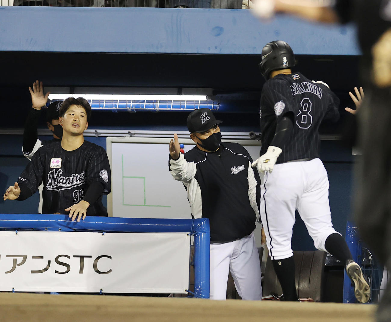 日本ハム対ロッテ　4回表ロッテ1死二塁、レアードの適時二塁打で生還する中村奨（8番）とタッチを交わす井口監督。左は柿沼（撮影・垰建太）
