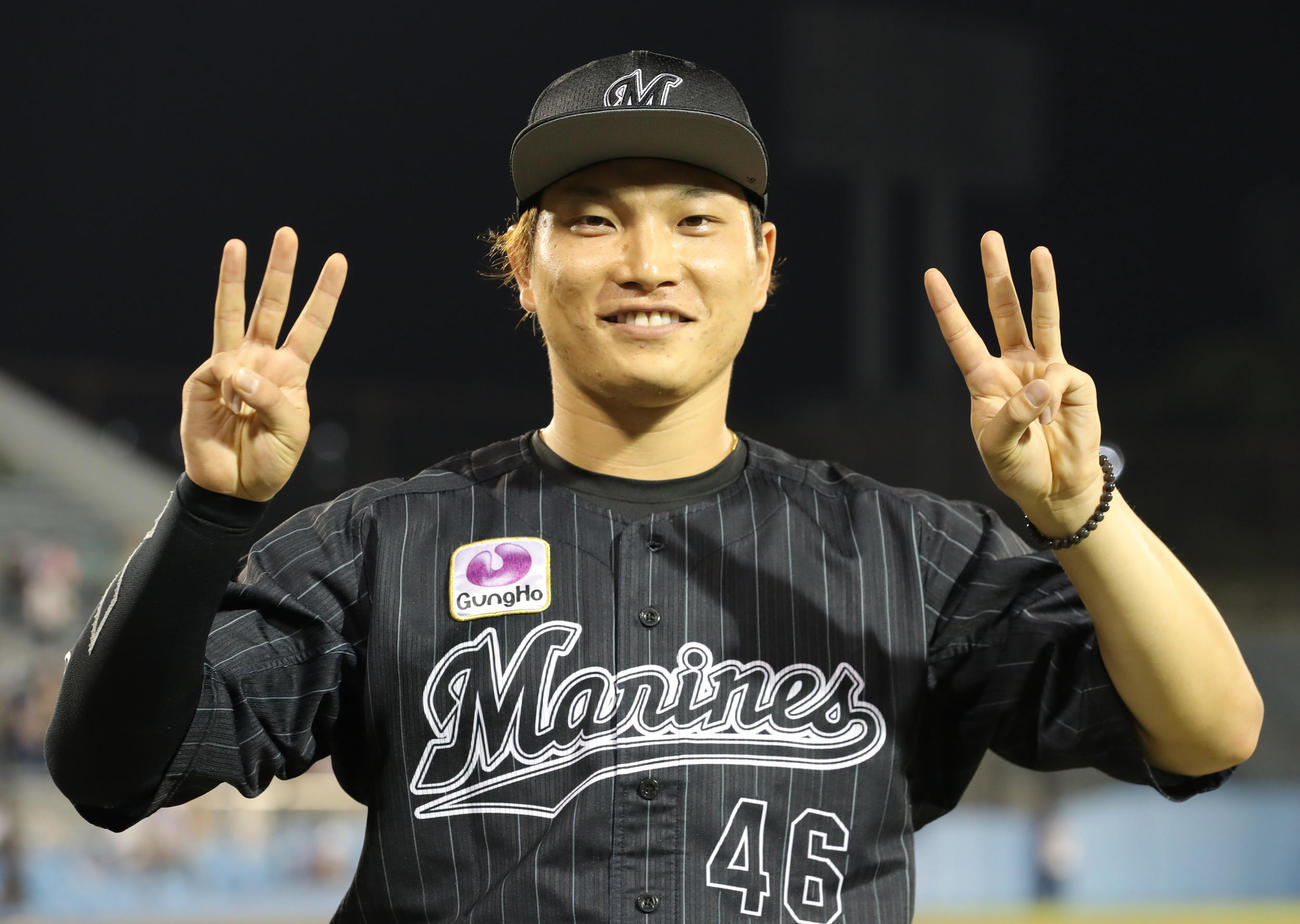 日本ハム対ロッテ　日本ハムに勝ち勝利投手のロッテ岩下は指を6本立て笑顔で写真に納まる（撮影・垰建太）
