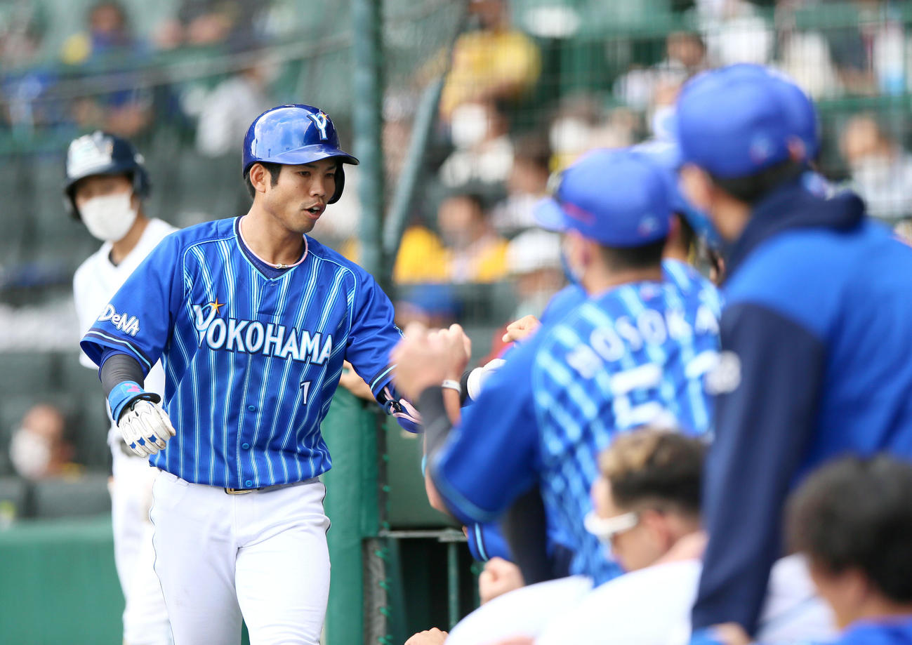 阪神対DeNA 5回表DeNA無死、桑原将志（左）は中越え本塁打を放ちナインらの祝福を受ける（撮影・上山淳一）