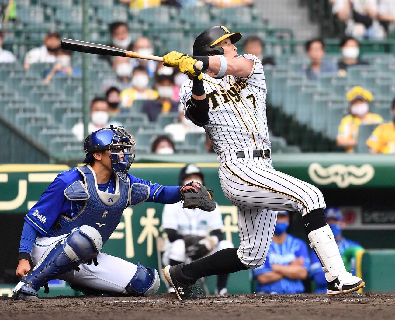 阪神対DeNA 8回裏阪神1死一、三塁、右犠飛を放つ糸井（撮影・上田博志）