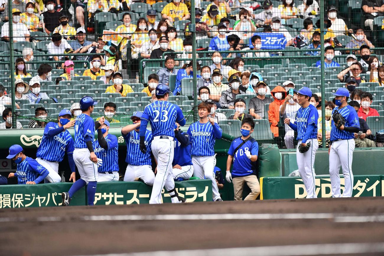 阪神対DeNA 1回表DeNA2死二塁、中越え先制2点本塁打を放ったオースティンを出迎えるDeNAナイン（撮影・上田博志）