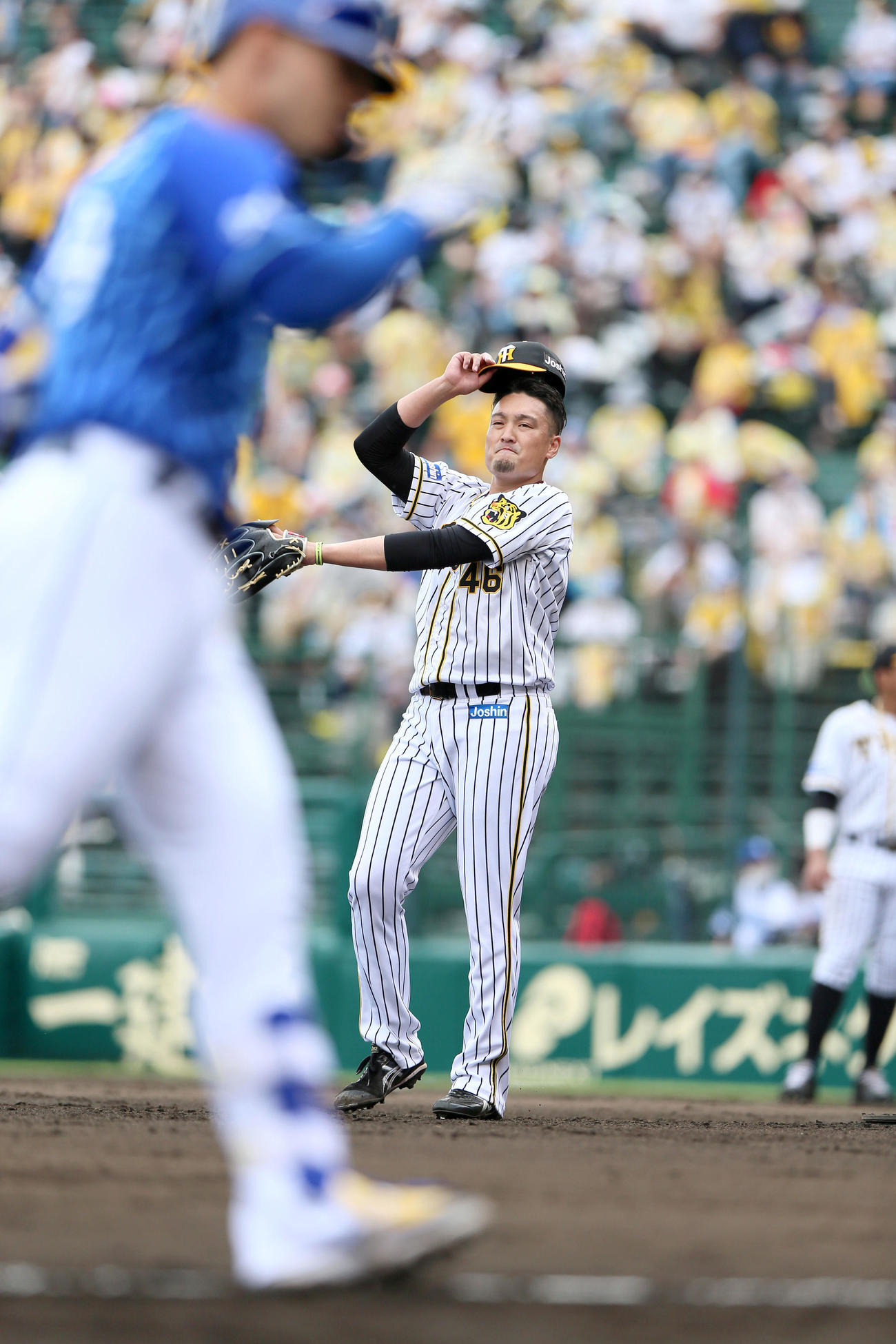 阪神対DeNA 4回表DeNA無死一、二塁、秋山はソト（手前）に左中間越え3点本塁打を浴びる（撮影・上山淳一）