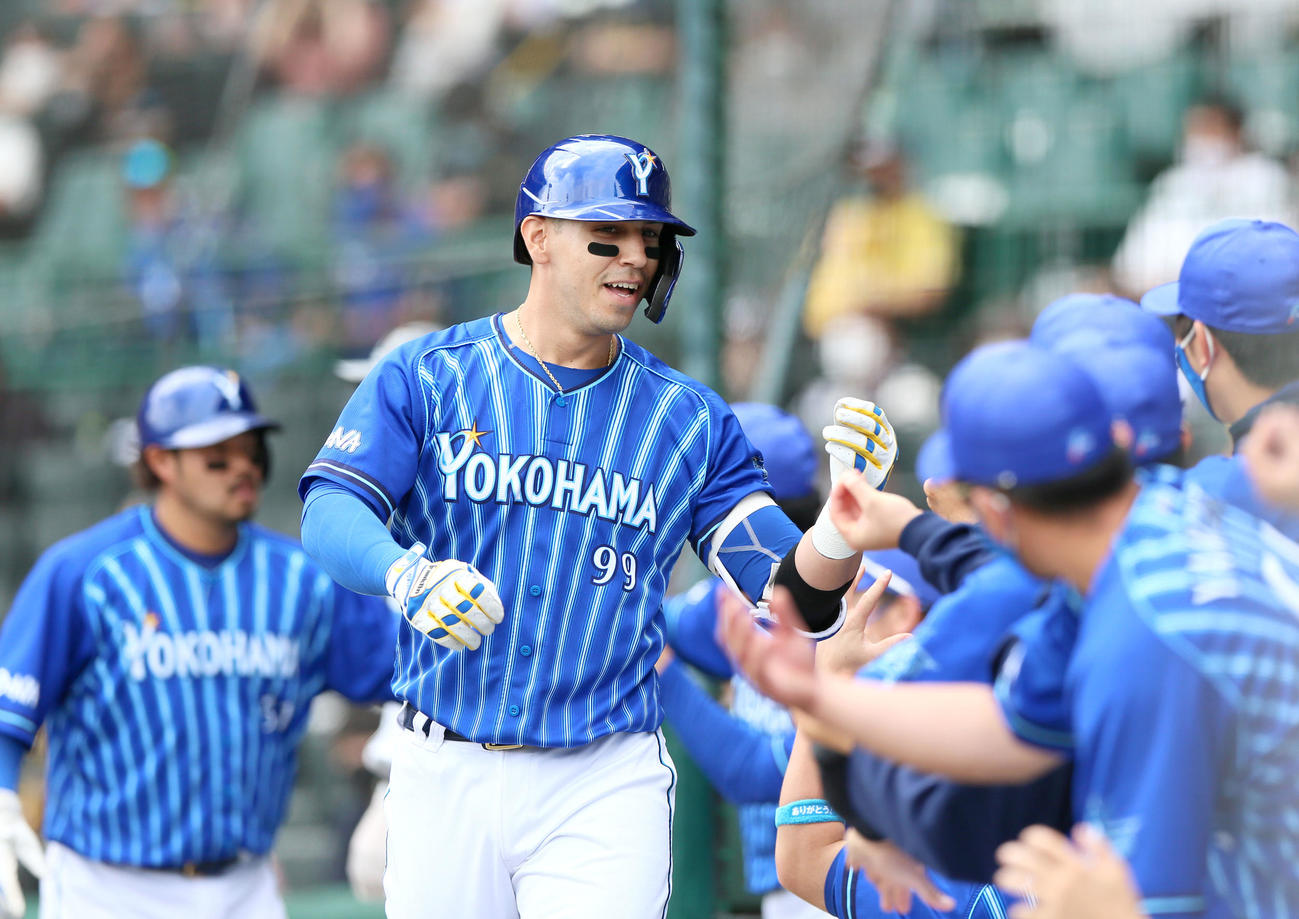阪神対DeNA 4回表DeNA無死一、二塁、ソト（中央）は左中間越え3点本塁打を放ち出迎えを受ける（撮影・上山淳一）