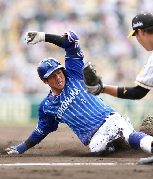 阪神対DeNA 6回表DeNA2死二塁、桑原は左に三塁打を放ち三塁に向かう(撮影・上山淳一)