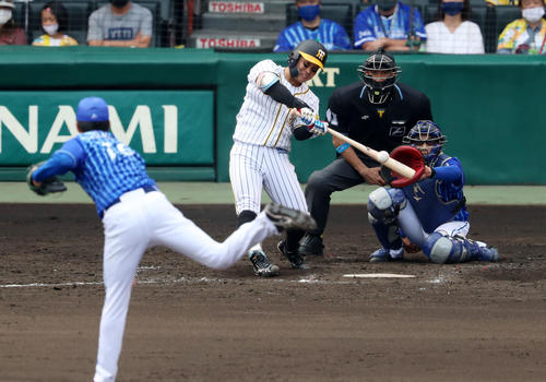 阪神対DeNA 5回裏阪神1死二塁、糸原は右線適時二塁打を放つ。投手は大貫(撮影・加藤哉)