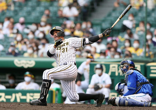 阪神対DeNA 5回裏阪神1死二塁、マルテは左に二塁打を放つ(撮影・上山淳一)