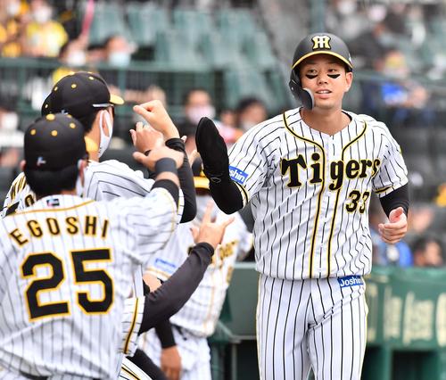 阪神対DeNA 5回裏阪神1死二塁、マルテの左翼線適時二塁打で生還する糸原(撮影・上田博志)