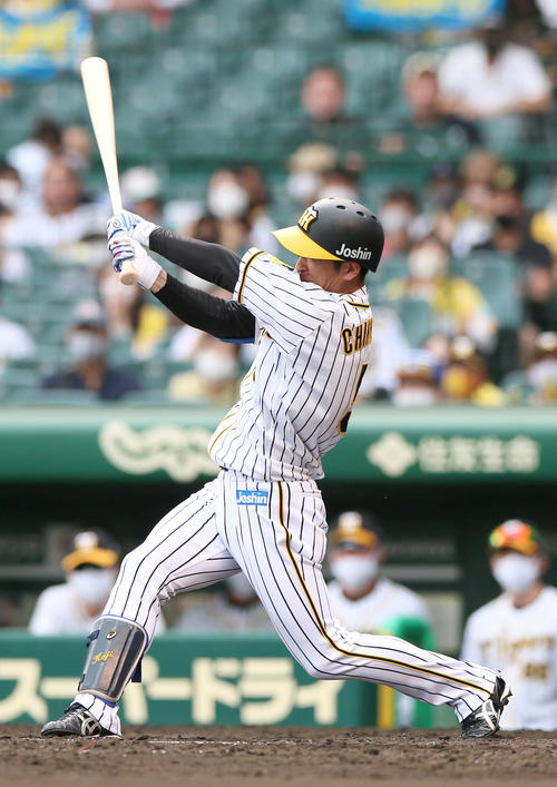 阪神対DeNA 5回裏阪神1死、近本は右へ二塁打を放つ(撮影・上山淳一)
