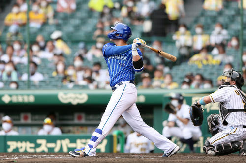 阪神対DeNA 8回表DeNA無死、ソトは右越え本塁打を放つ(撮影・上山淳一)