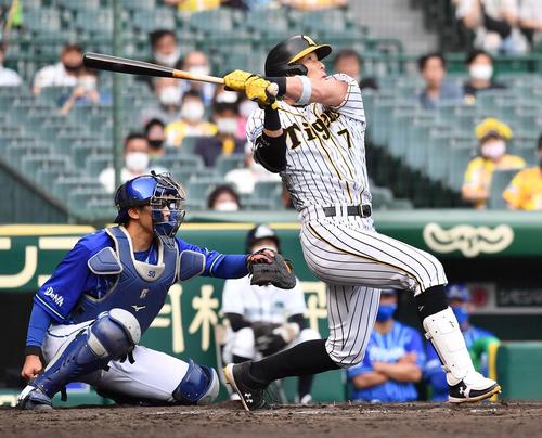 阪神対DeNA 8回裏阪神1死一、三塁、右犠飛を放つ糸井(撮影・上田博志)
