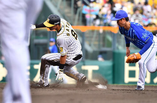 阪神対DeNA 8回裏阪神1死、右翼線へ二塁打を放つ佐藤輝(撮影・上田博志)