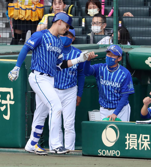 阪神対DeNA 8回表DeNA無死、ソトは右越え本打を放ちベンチの三浦監督とタッチする(撮影・加藤哉)