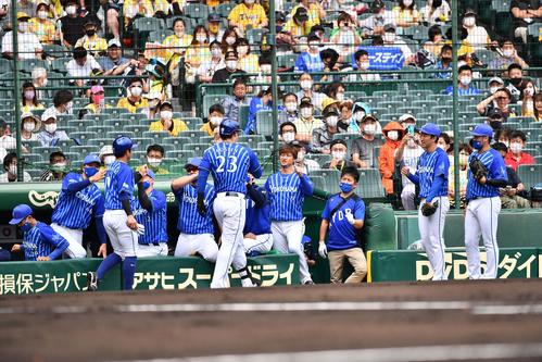 阪神対DeNA 1回表DeNA2死二塁、中越え先制2点本塁打を放ったオースティンを出迎えるDeNAナイン(撮影・上田博志)