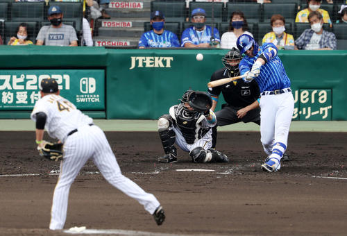 阪神対DeNA 4回表DeNA無死一、二塁、ソトは左越え3点本塁打を放つ。投手は秋山（撮影・加藤哉）