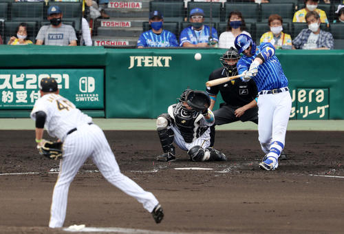 阪神対DeNA 4回表DeNA無死一、二塁、ソトは左越え3点本塁打を放つ。投手は秋山(撮影・加藤哉)