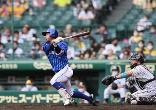 阪神対DeNA 5回表DeNA無死、桑原は中越え本塁打を放つ(撮影・上山淳一)