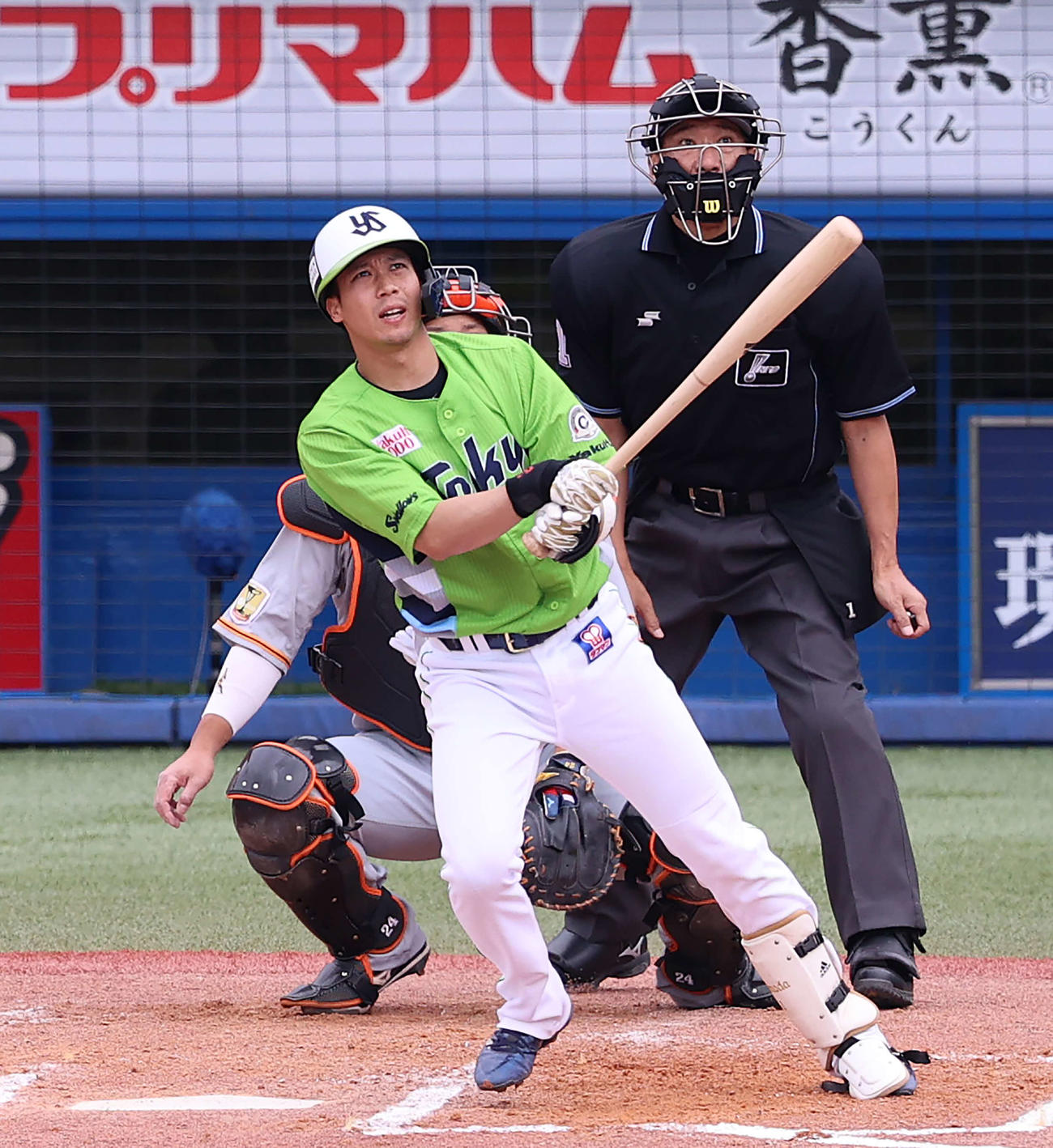 ヤクルト対巨人　6回裏ヤクルト2死、左中間に本塁打を放つ山田（撮影・河野匠）