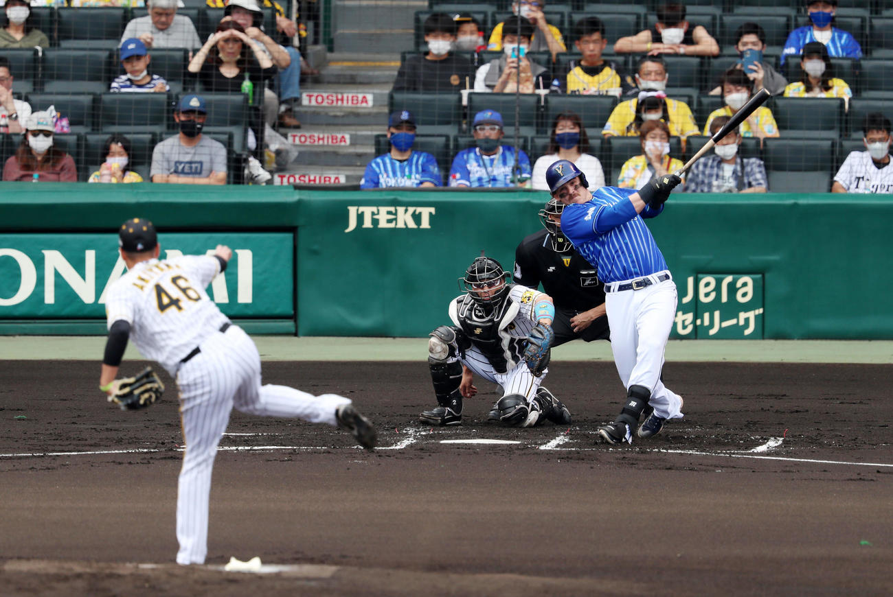 阪神対DeNA 1回表DeNA2死二塁、オースティンは中越え2点本塁打を放つ。投手は秋山（撮影・加藤哉）