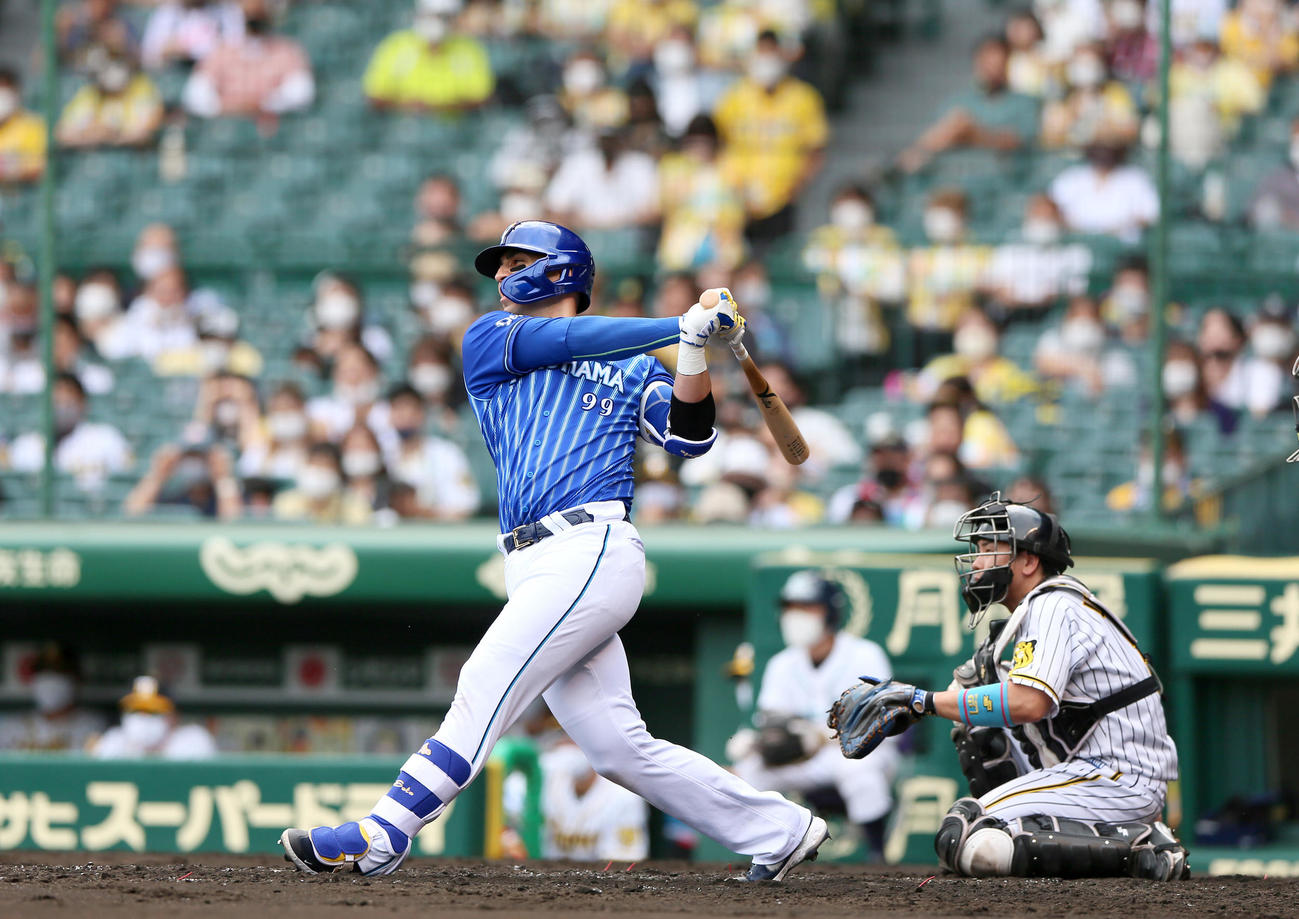 阪神対DeNA 4回表DeNA無死一、二塁、ソトは左中間越え3点本塁打を放つ（撮影・上山淳一）