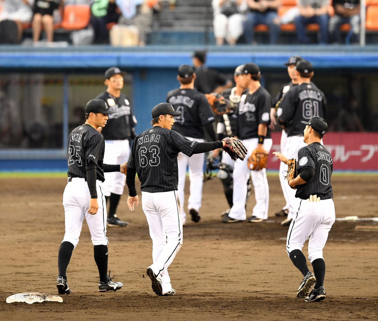 日本ハムに勝利しタッチを交わすロッテナイン（撮影・横山健太）