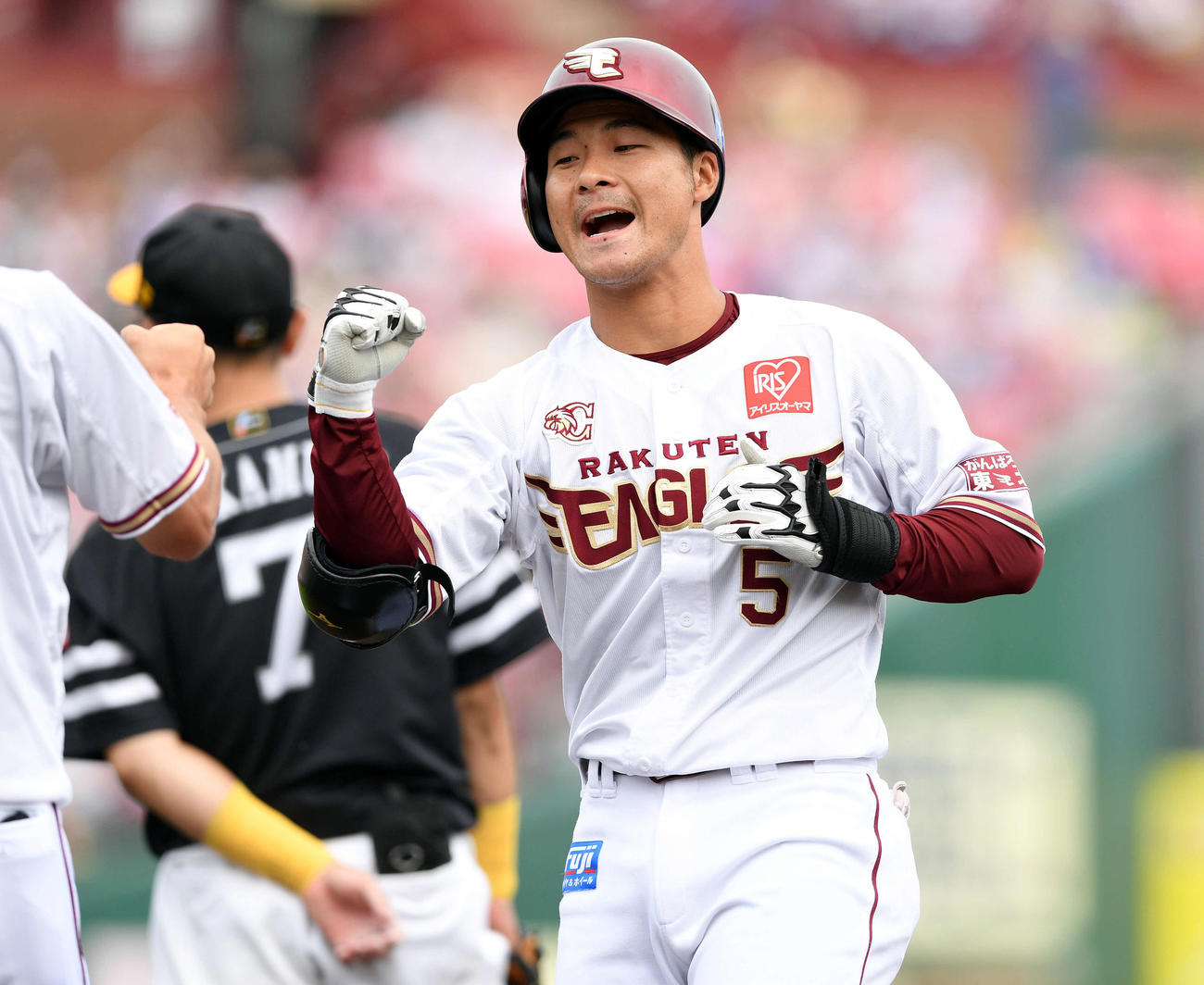 楽天対ソフトバンク　6回裏楽天無死1死一、三塁、勝ち越しの左前適時打を放った茂木はガッツポーズする（撮影・滝沢徹郎）