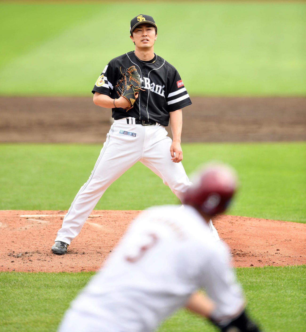 楽天対ソフトバンク　4回裏楽天1死、浅村（手前）に先制の本塁打を浴びる和田（撮影・滝沢徹郎）