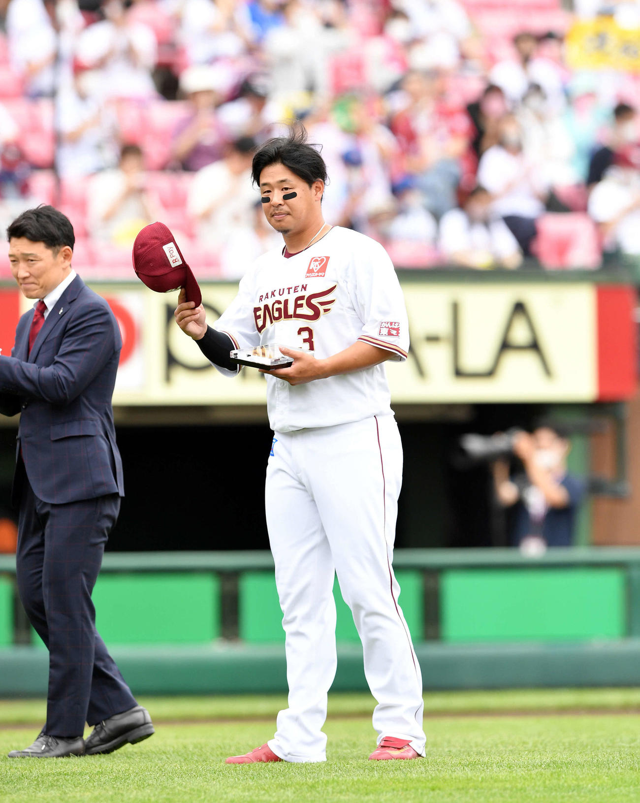 楽天対ソフトバンク　試合前に1500安打達成の表彰をされた楽天浅村（撮影・滝沢徹郎）
