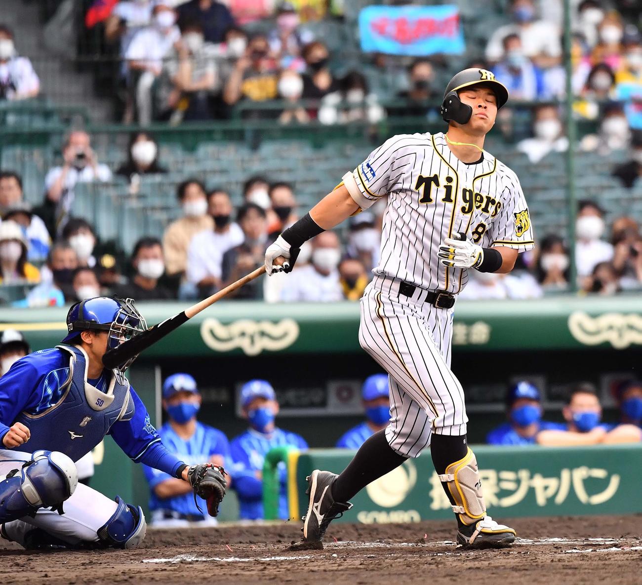 阪神対DeNA 7回裏阪神1死、三振に倒れる佐藤輝（撮影・上田博志）