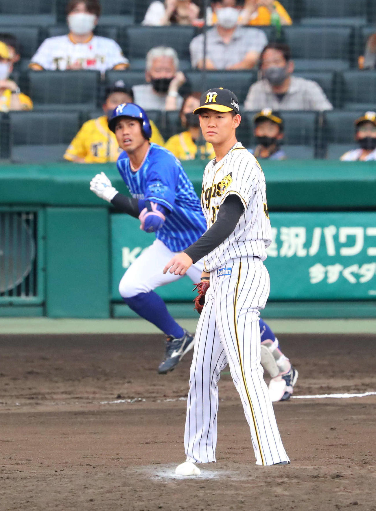 阪神対DeNA 7回表DeNA1死二塁、及川は桑原に中越え逆転2点本塁打を浴びる（撮影・宮崎幸一）