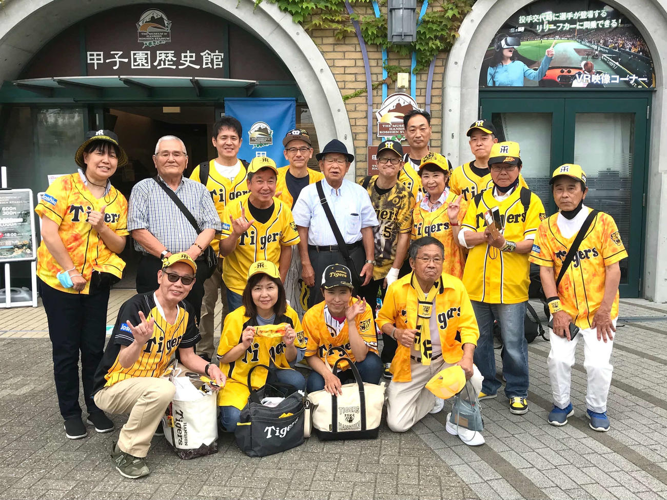 「阪神タイガース大好きろう者グループ」は元阪神監督の吉田氏（中央）と写真に納まる
