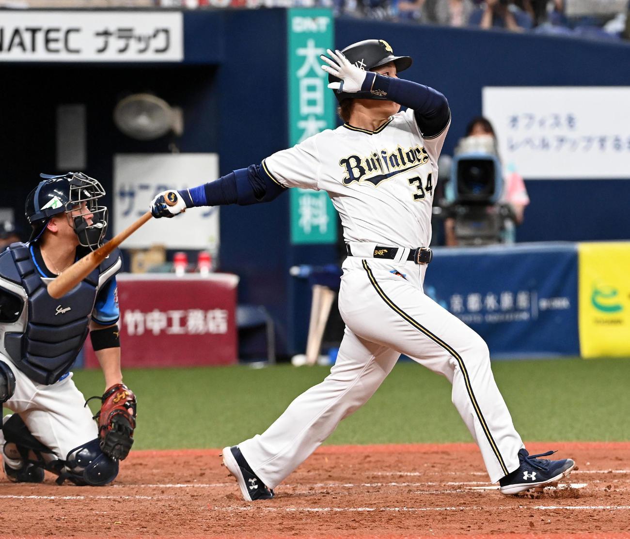 オリックス対西武　5回裏オリックス1死一、二塁、吉田正はバックスクリーンへ3点本塁打を放つ（撮影・前岡正明）