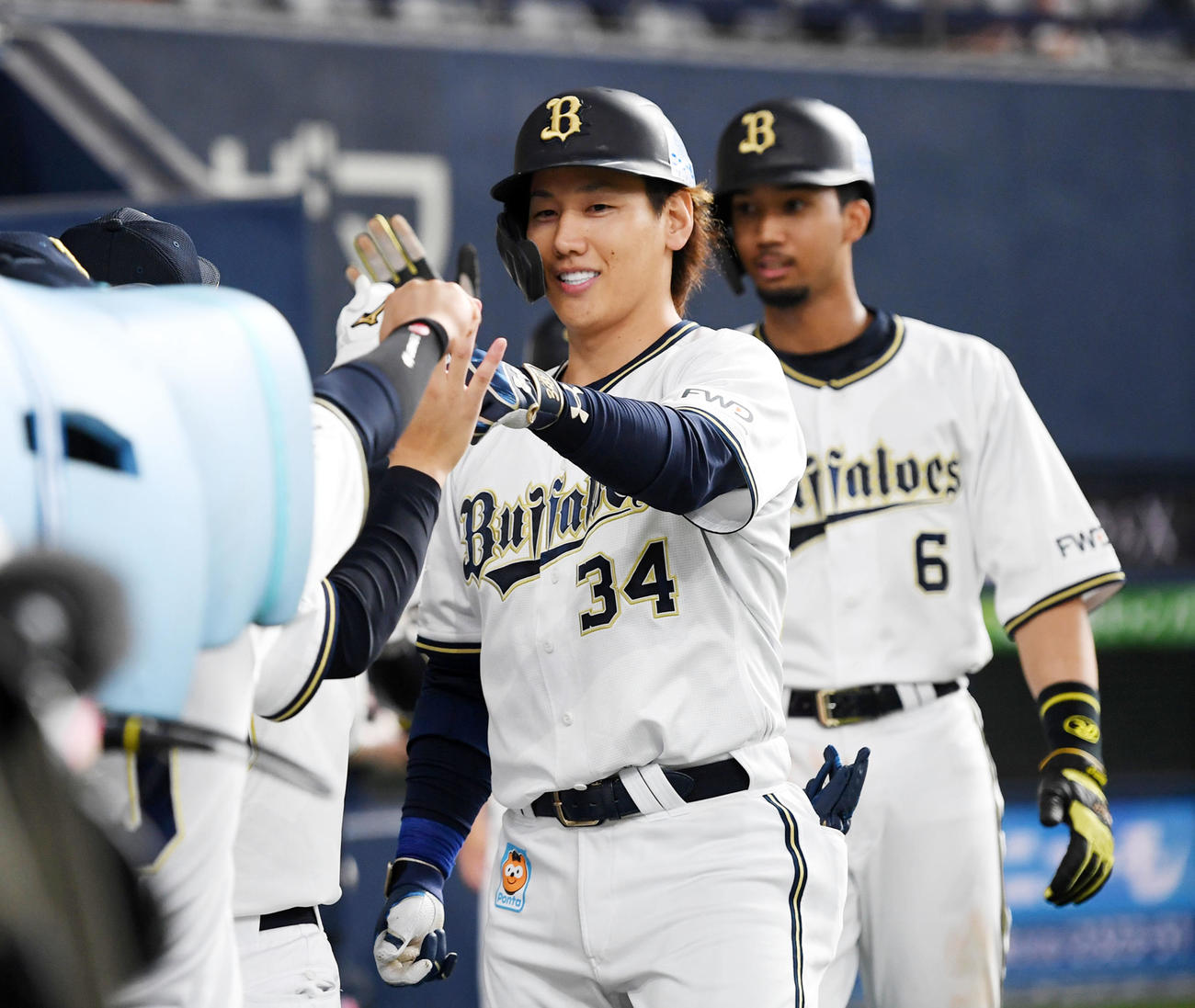 オリックス対西武　5回裏オリックス1死一、二塁、吉田正はバックスクリーンへ3点本塁打を放ちナインと笑顔でタッチ（撮影・前岡正明）