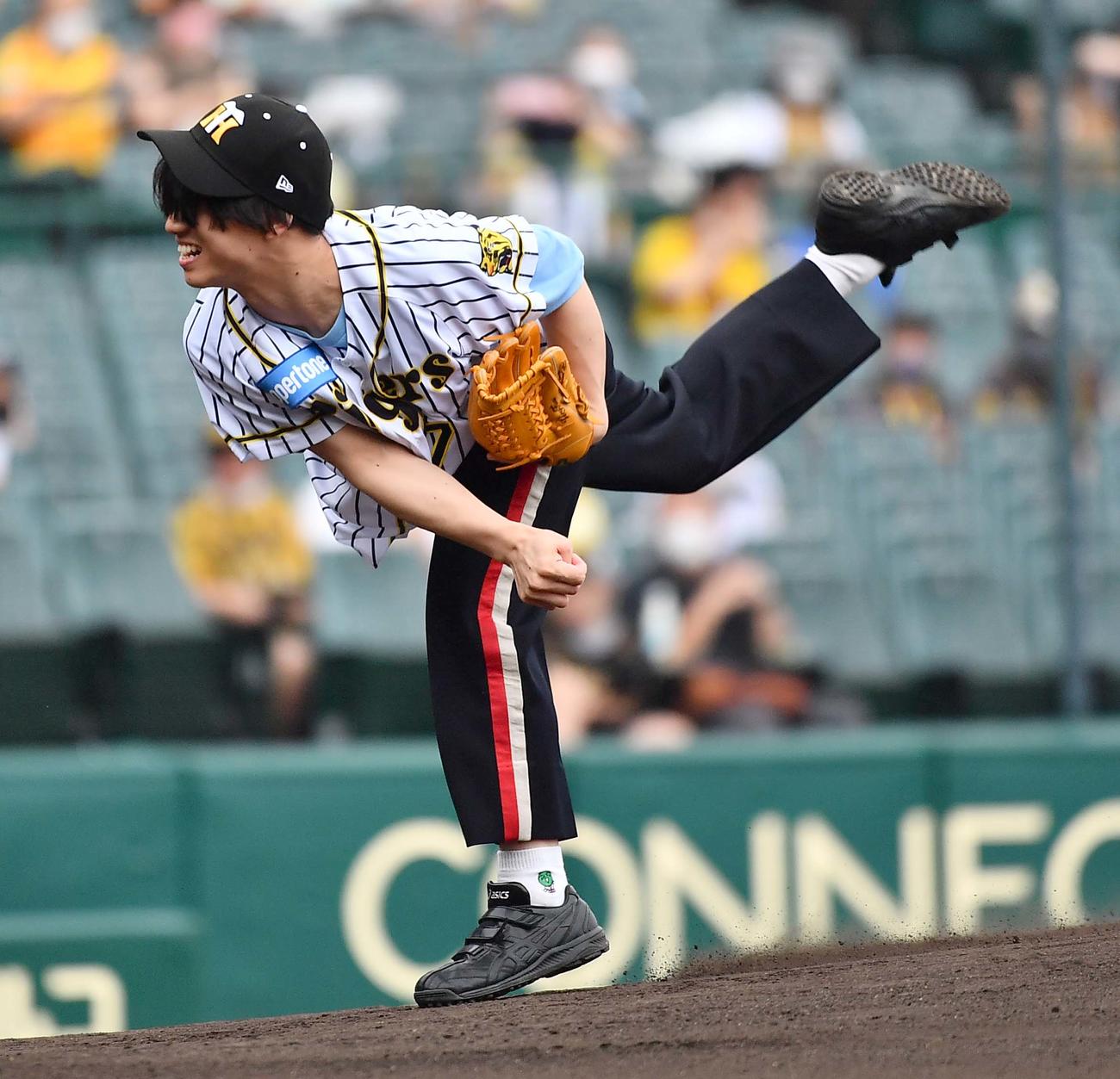 阪神対DeNA　ファーストピッチセレモニーで投球するマカロニえんぴつ・はっとり（撮影・上田博志）