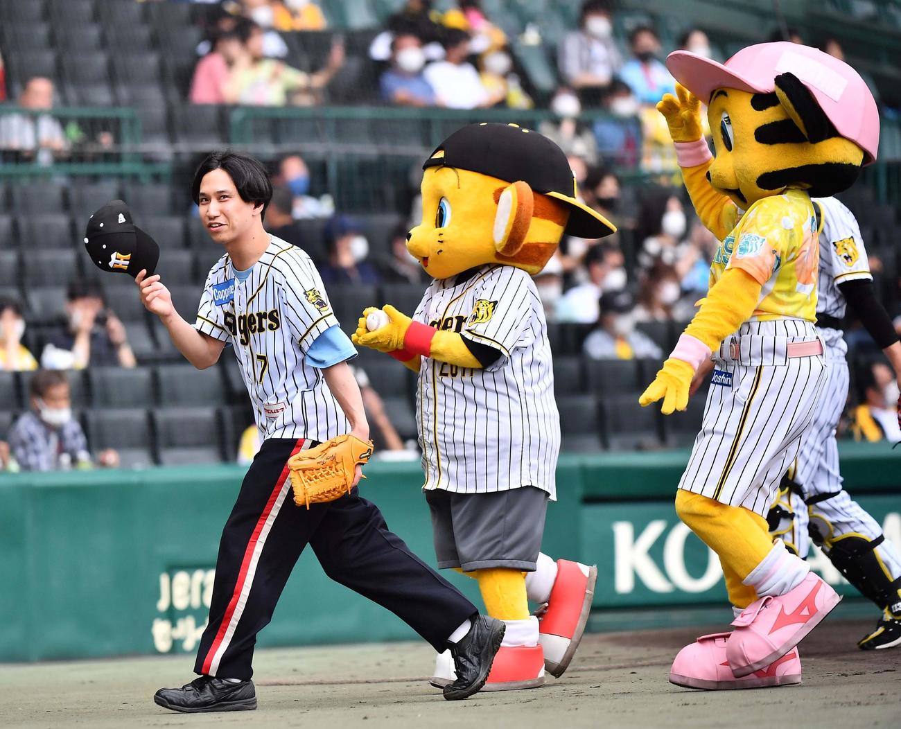 阪神対DeNA　ファーストピッチセレモニーで投球するマカロニえんぴつ・はっとり（撮影・上田博志）