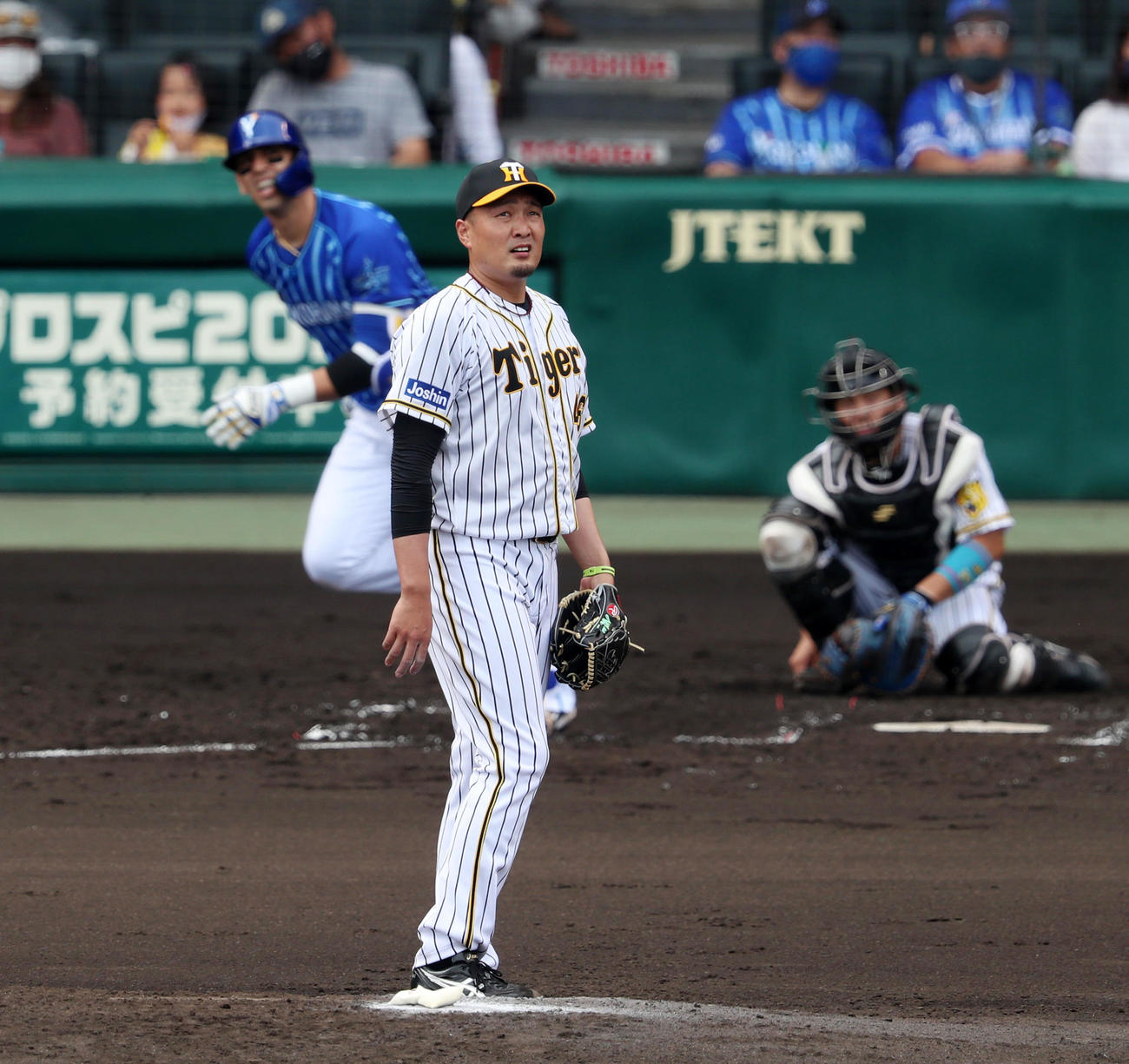 阪神対DeNA 4回表DeNA無死一、二塁、秋山はソトに左越え3点本塁打を被弾（撮影・加藤哉）