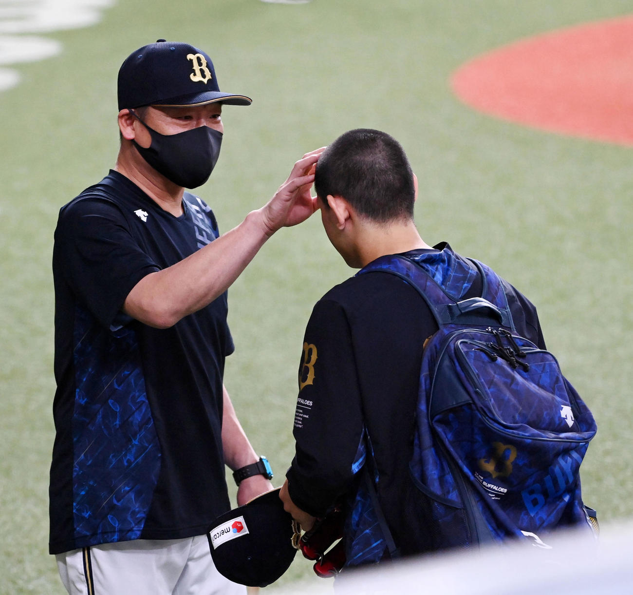 オリックス対西武　試合前の練習を終えた宮城（右）の頭を触り激励する中嶋監督（撮影・前岡正明）