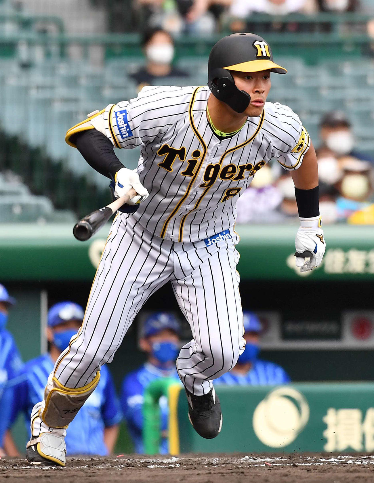 阪神対DeNA 8回裏阪神1死、右翼線へ二塁打を放つ佐藤輝（撮影・上田博志）
