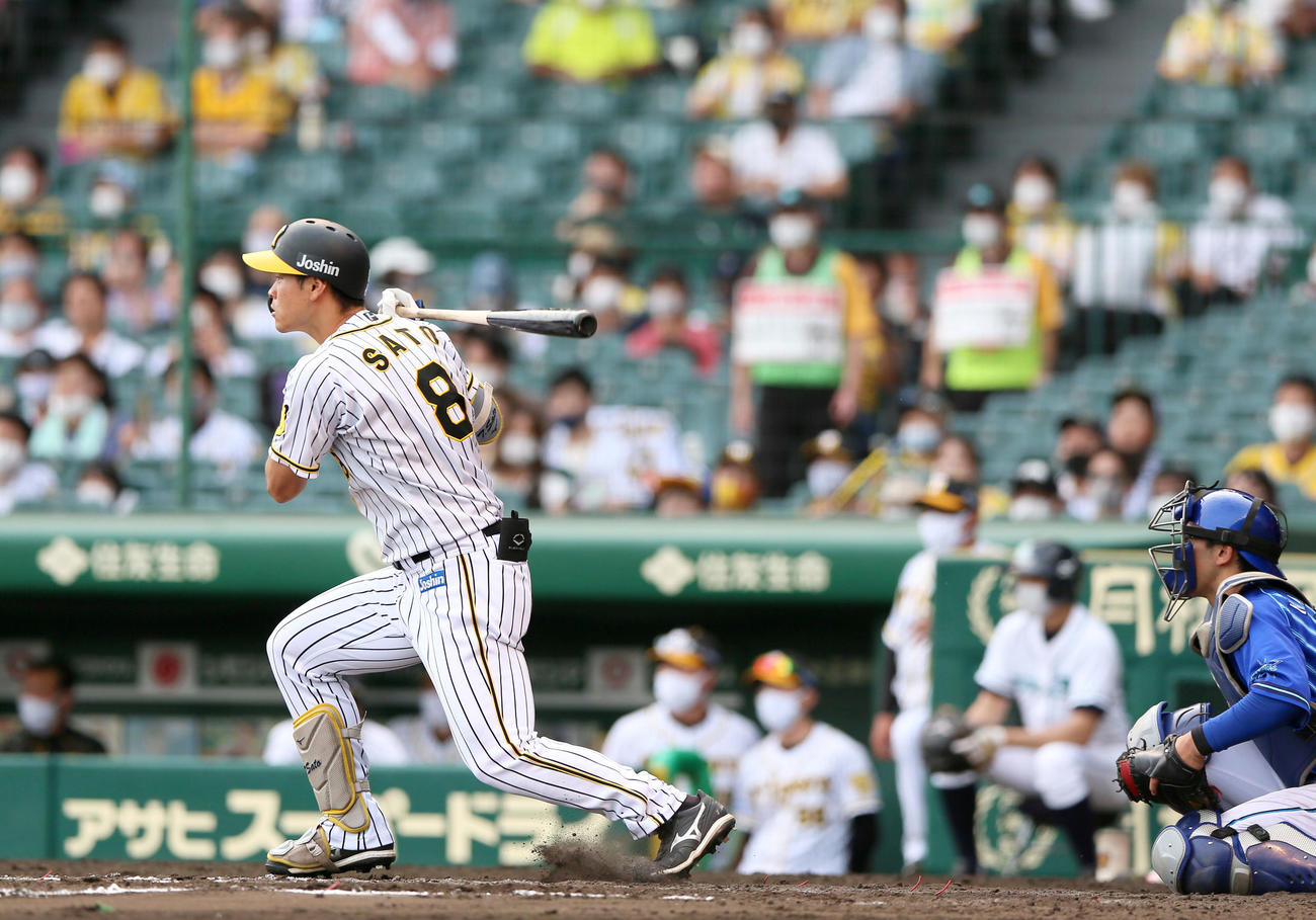 阪神対DeNA 8回裏阪神1死、佐藤輝は右へ二塁打を放つ（撮影・上山淳一）